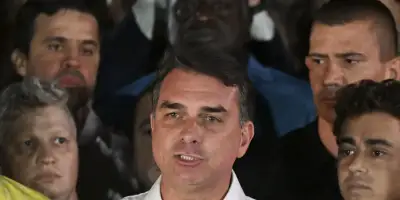La Justicia le prohíbe a Flavio Bolsonaro salir del país