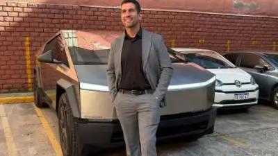 El dipu-tesla le mostró a Milei cómo es el auto de sus sueños con un león ploteado