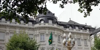 Elecciones en Brasil: masiva votación, cruce de consignas y un detenido frente a la Embajada en Buenos Aires
