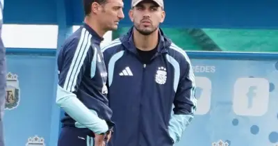 Leandro Paredes fue al entrenamiento de la Selección y habló con Scaloni: ¿cuál será el futuro del mediocampista en la Scaloneta?