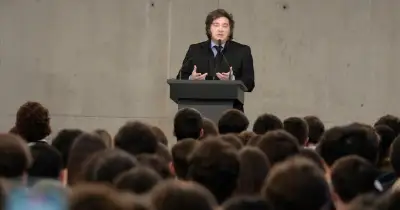 Milei dio una clase cerrada en la Di Tella y volvió a cargar contra la prensa: “Esas basuras con micrófonos ensobrados”