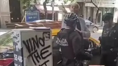 Video: el diputado kirchnerista Pietragalla a los empujones con la policía