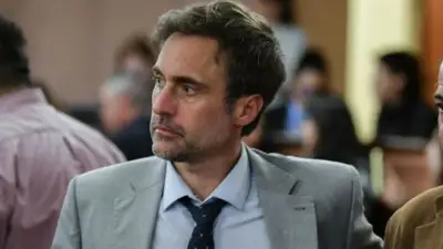 El diputado que se rascó el ombligo con una birome repasó detalles de la escena