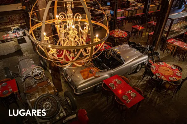 El restaurante más excéntrico de Buenos Aires: pastas caseras, autos de colección y miles de antigüedades bajo un mismo techo