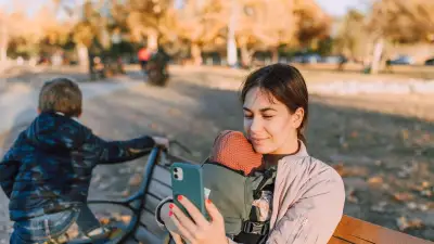 Una psicóloga explica cómo afecta tu uso del celular a la salud emocional de tus hijos: “Cambia el vínculo de apego”