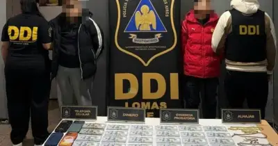 Detuvieron a una viuda negra: la acusan de drogar a un hombre en un bar, llevarlo a su casa y robarle 55 mil dólares