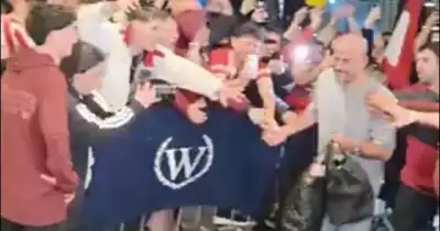 "No soy secanucas, soy soldado de la Bruja", el grito de guerra de los hinchas de Estudiantes con la llegada de Verón y el plantel a Barra de Tijuca