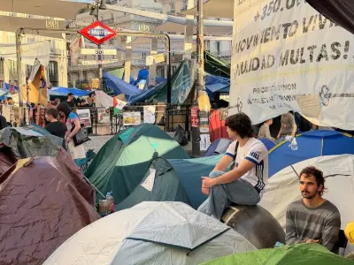 Los turistas conviven con el acampe por la vivienda en la Puerta del Sol