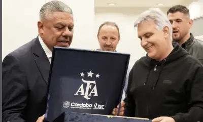 Chiqui Tapia se acerca LLaryora y el presidente de Instituto suena como diputado para un mini bloque AFA