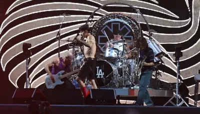 Fake sobre Red Hot Chili Peppers: Central intimó a la productora y un banco se desvinculó